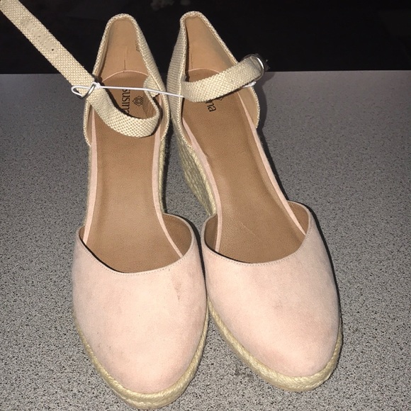 New Lily Wedges by Susina - Picture 2 of 7